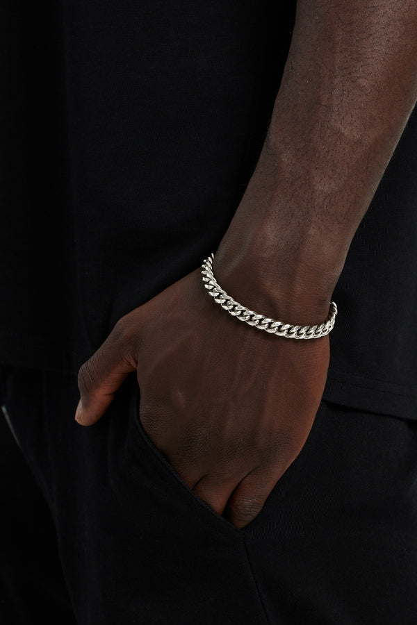 male model wearing the 8mm Miami cuban link bracelet
