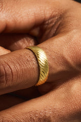 Polished Ribbed Band Ring - 6mm - Gold