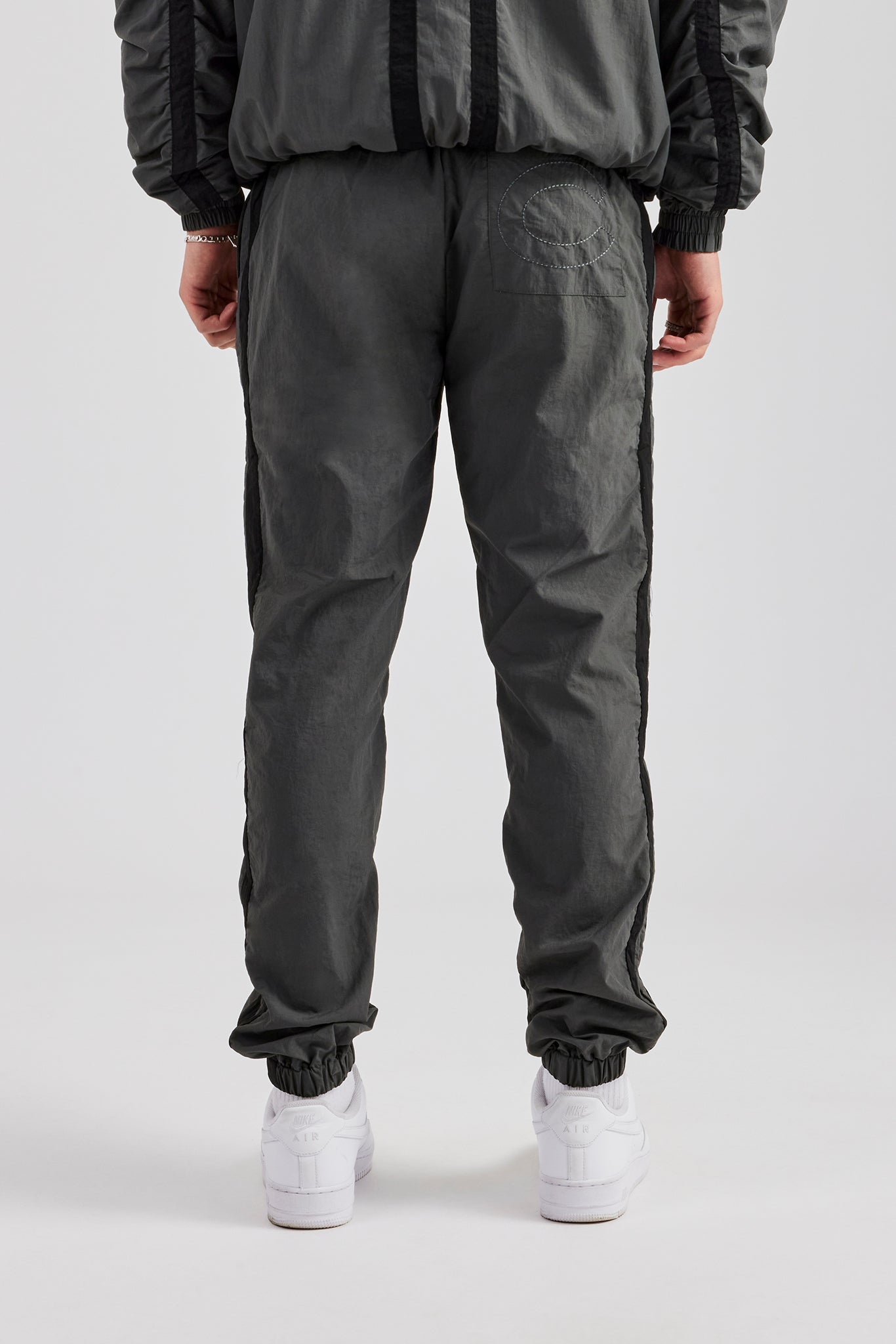 nike colourblock cuffed cargo joggers in dark grey