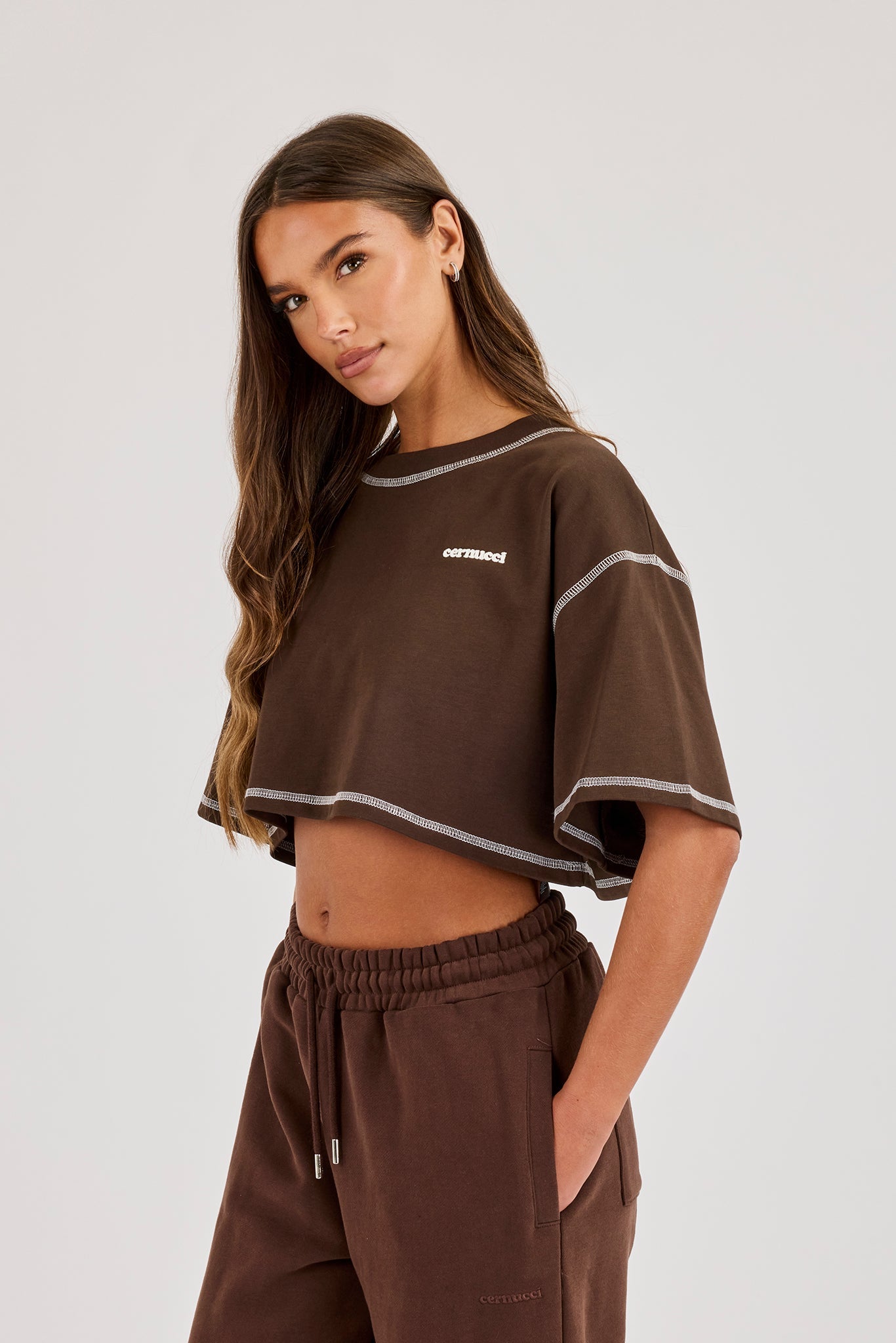 Cropped Contrast Stitch Sticker Back Print T-Shirt - Chocolate