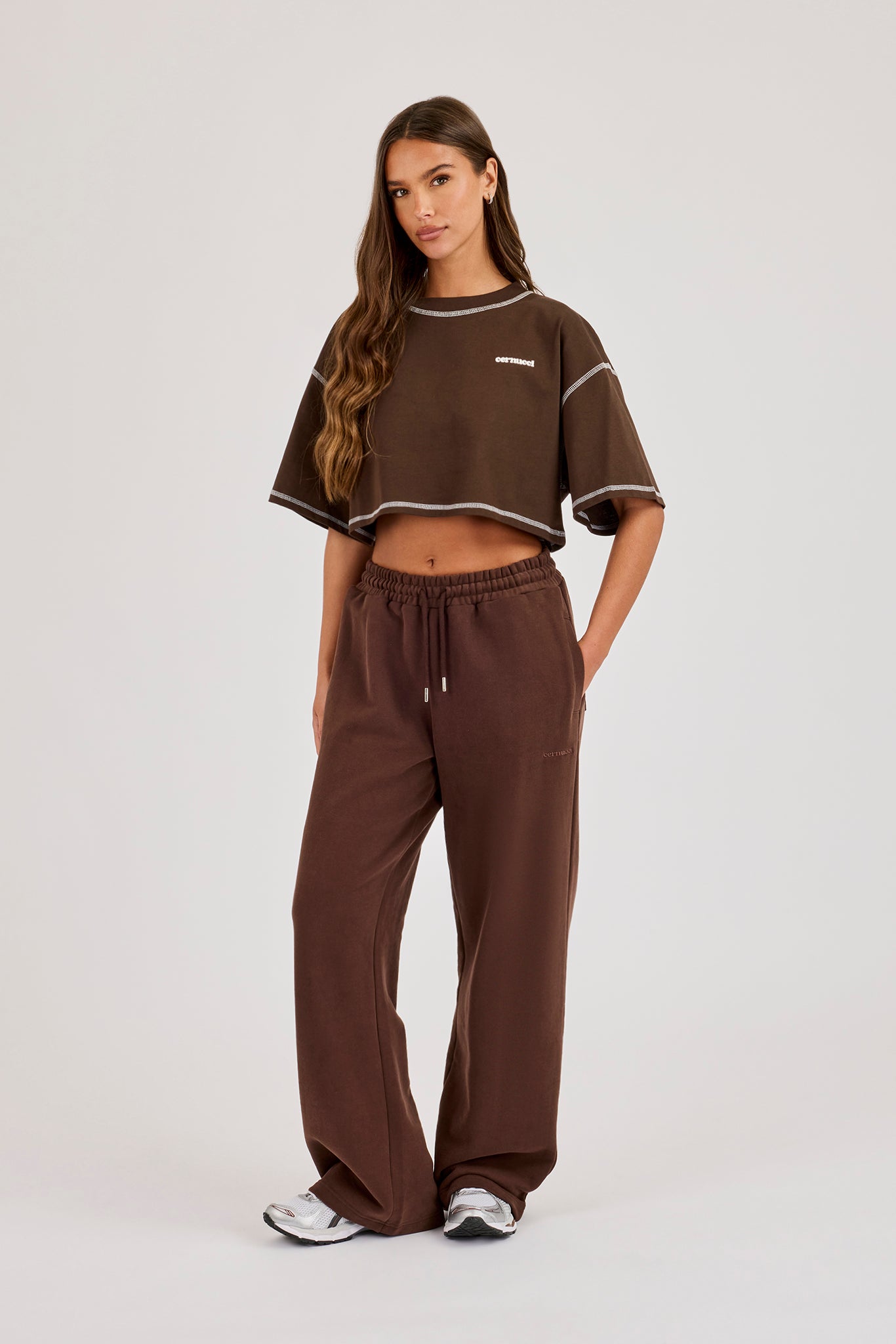 Cropped Contrast Stitch Sticker Back Print T-Shirt - Chocolate
