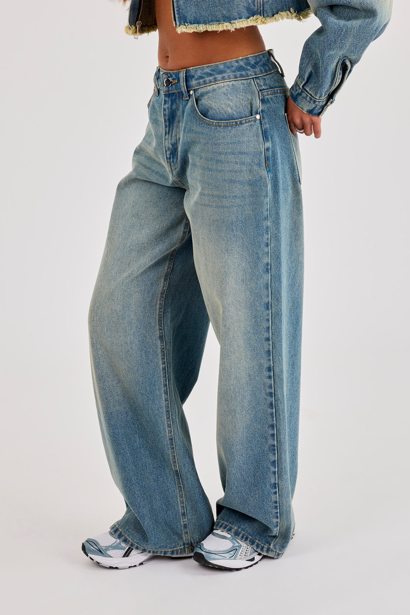 Womens Low Rise Baggy Jean - Antique Wash